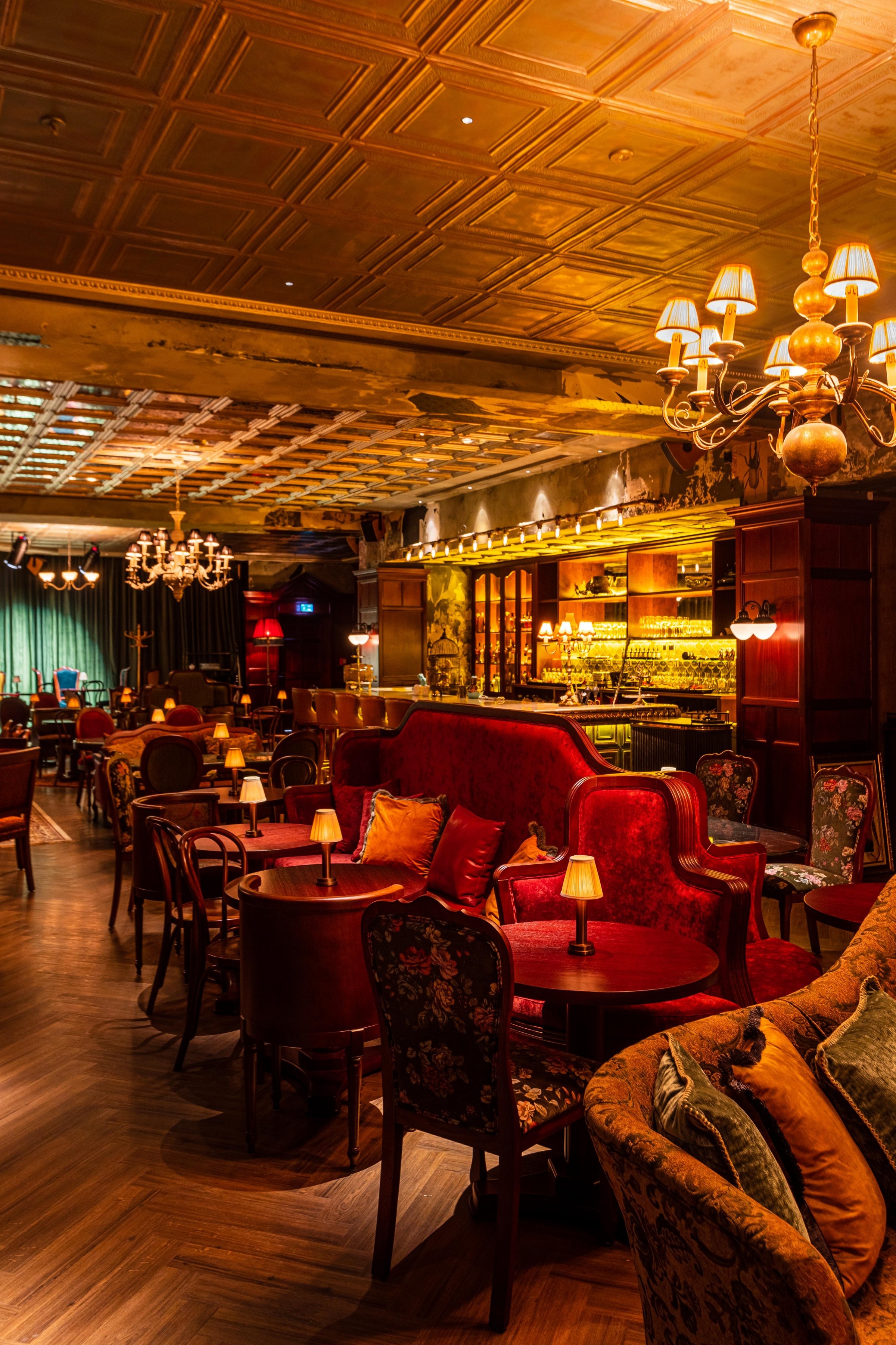 Eleganckie wnętrze restauracyjne ze strefą lounge